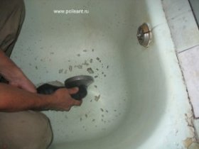 срезаем болгаркой чугунный сифон для ванны